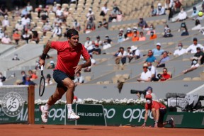 费德勒在利物浦比赛中战术调整，突破纪录引发热议！的简单介绍