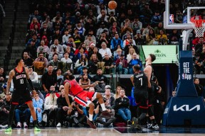  哈登在中国前呼后拥万人追捧 