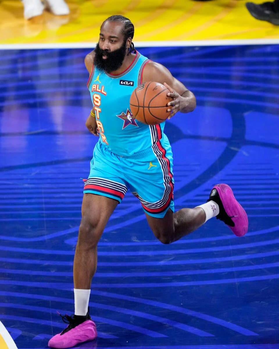 包含哈登回归赛场，势不可挡首场状态亮眼，曼联观众沸腾！的词条