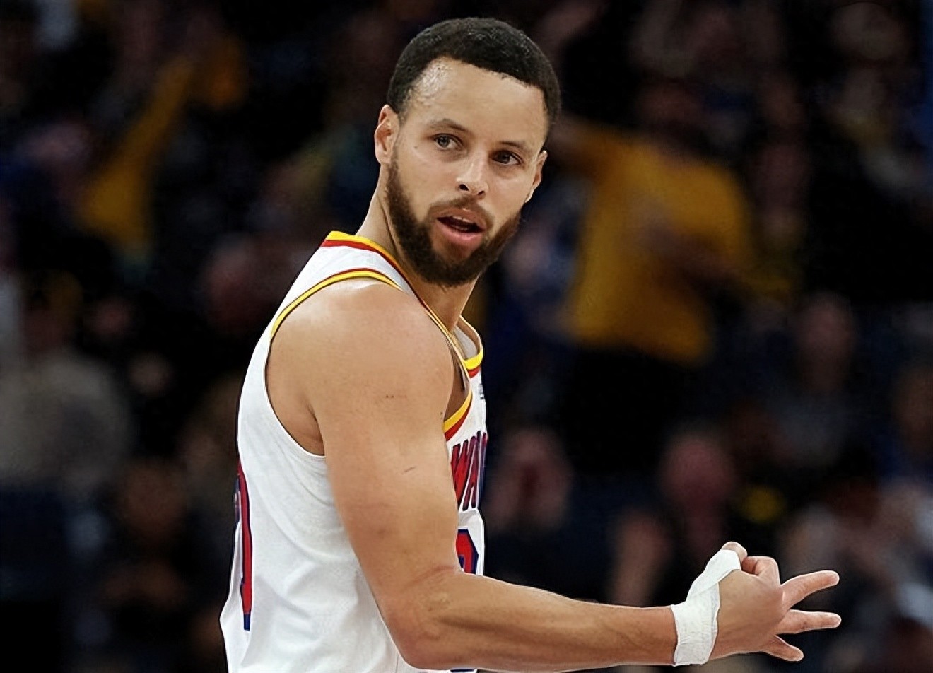 包含库里迎来二十赛季高光表现，德国队球迷沸腾！的词条